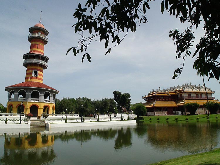 Withum Thasana Tower (left) and Phra Thinang Wehart Chamrun Residential Hall (right) 