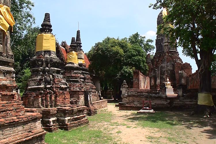 Chedis and the main prang at Wat Choeng Tha, Ayutthaya