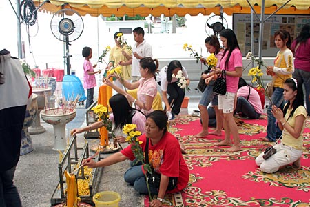 Worshippers at Wat Kasat Thirat, Ayutthaya