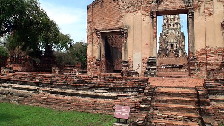 Entrance to Wat Ratchaburana